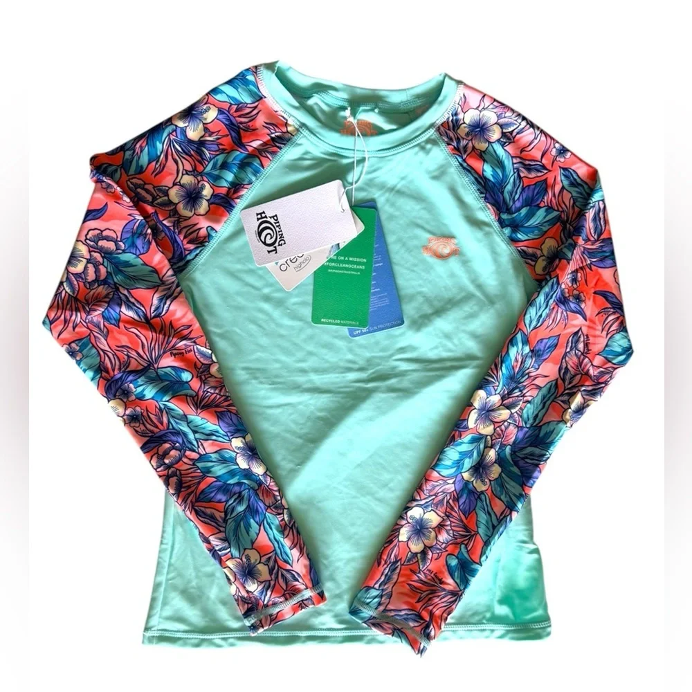 Piping Hot brand rash guard features a mint green. Size 12